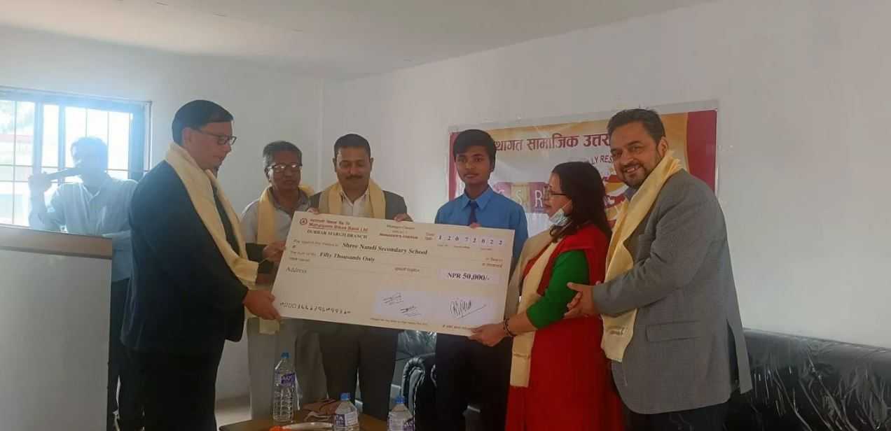 महालक्ष्मी बैंकद्वारा सन्तोषकुमार मण्डललाई लक्ष्मणबाबु जेहेन्दार छात्रवृत्ती प्रदान