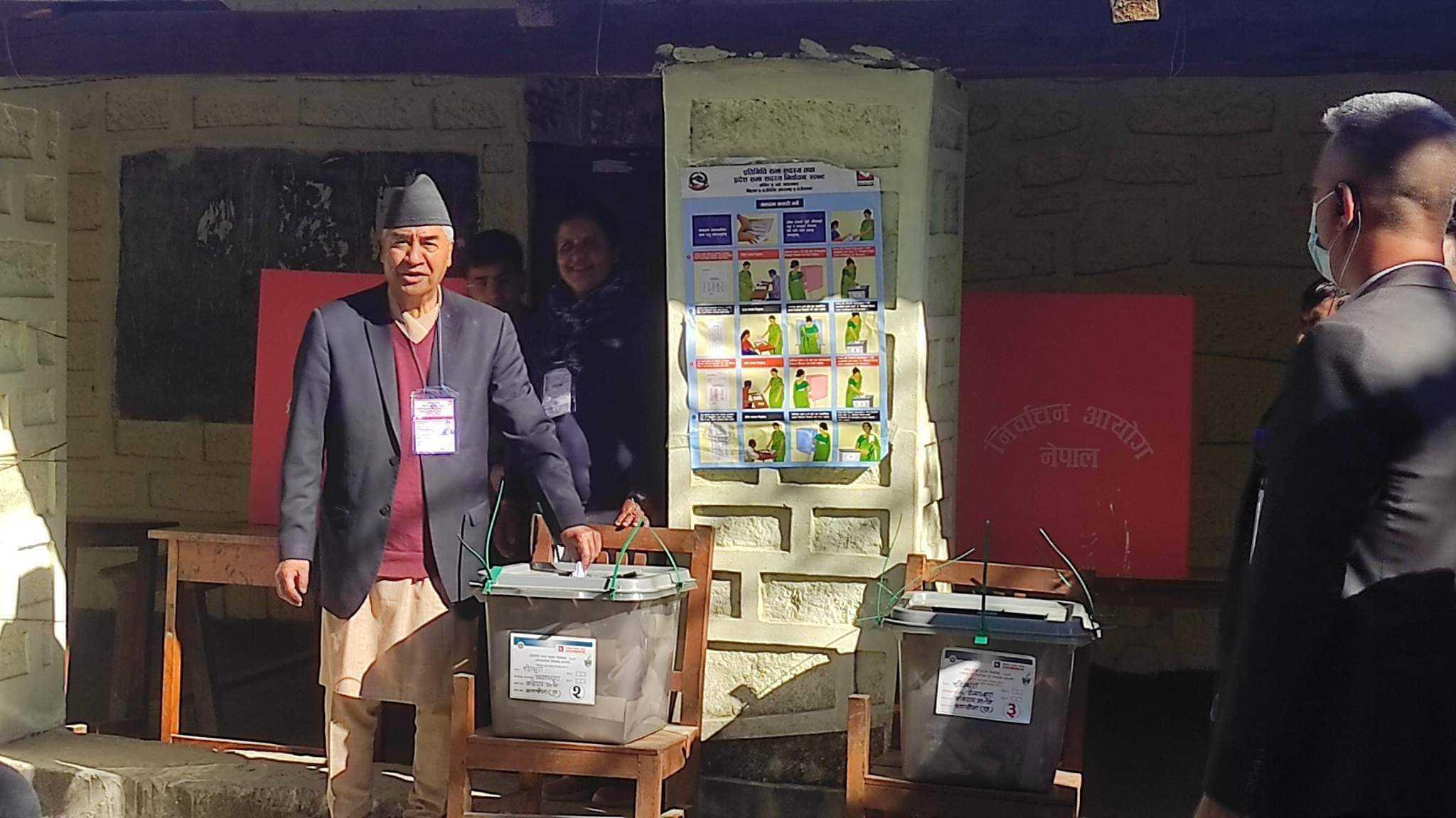 प्रधानमन्त्री देउवाले मतदानपछि भने 'शान्तिपूर्ण मतदानमा सहभागी हुनुस्'