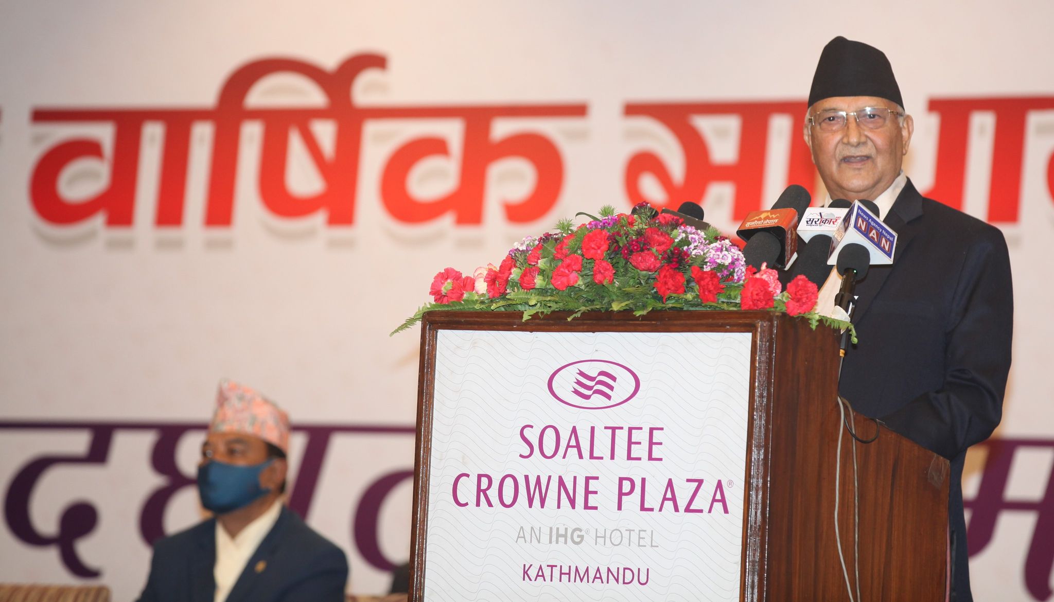 राष्ट्रसेवकमाथि प्रधानमन्त्री ओलीको कटाक्ष, फाइल अड्काउन र काम रोक्न ‘माहिर’  