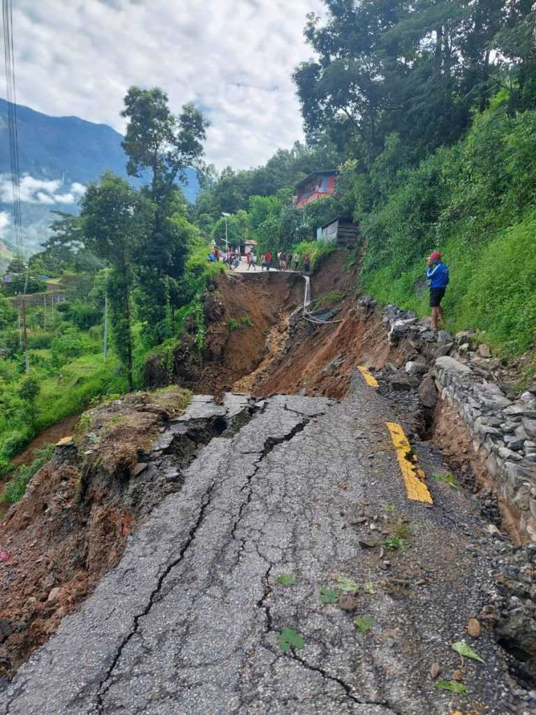 रसुवाकाे बनुवा धुम्तीमा पहिरो जाँदा गोसाइँकुण्डका यात्रु प्रभावित
