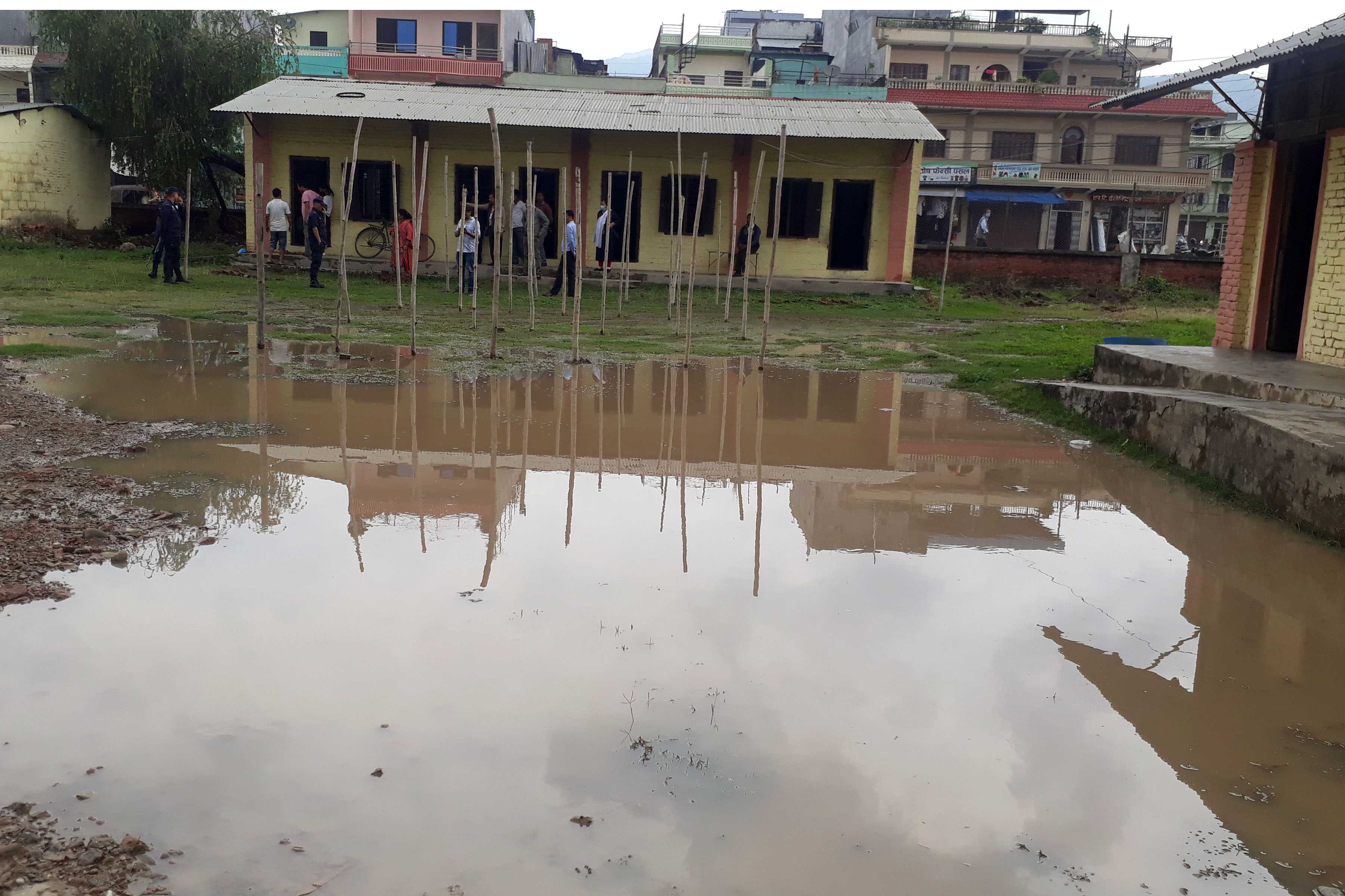 कतै जलमग्न मतदान केन्द्र त कतै तारबारसहितकाे मतगणनास्थल (हेर्नुहाेस् तस्बिरमा)