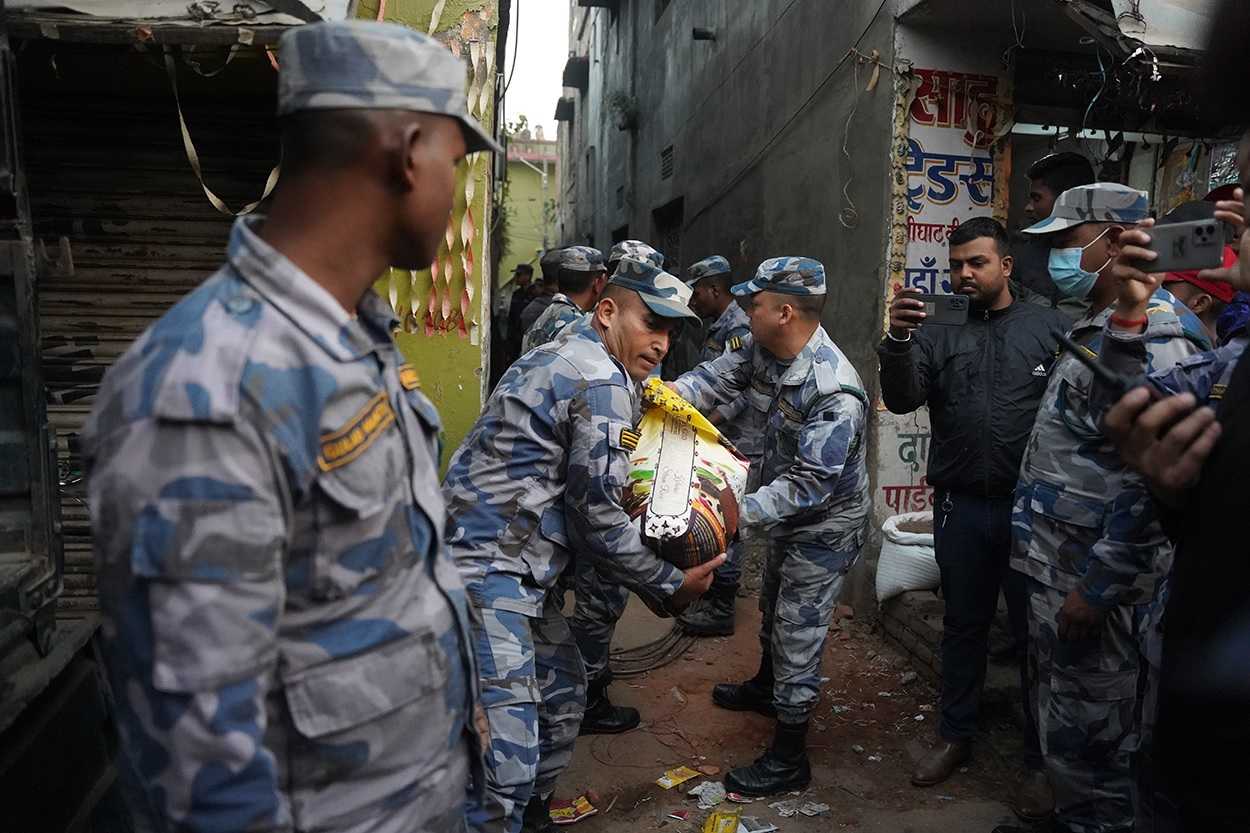 ४ वटा गोदाममा प्रहरीकाे छापा, ५ सय बाेरा भारतीय चामल बरामद 