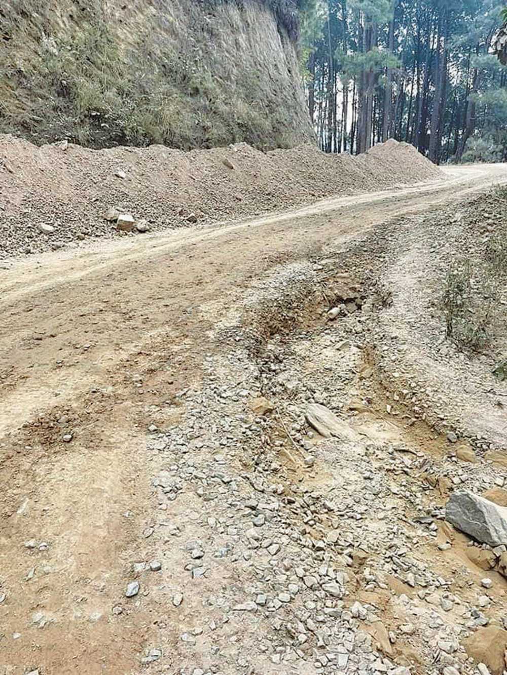 राष्ट्रिय राजमार्गसँग जोड्ने  मालढुङ्गा–बेनी सडक निर्माण रोकियो