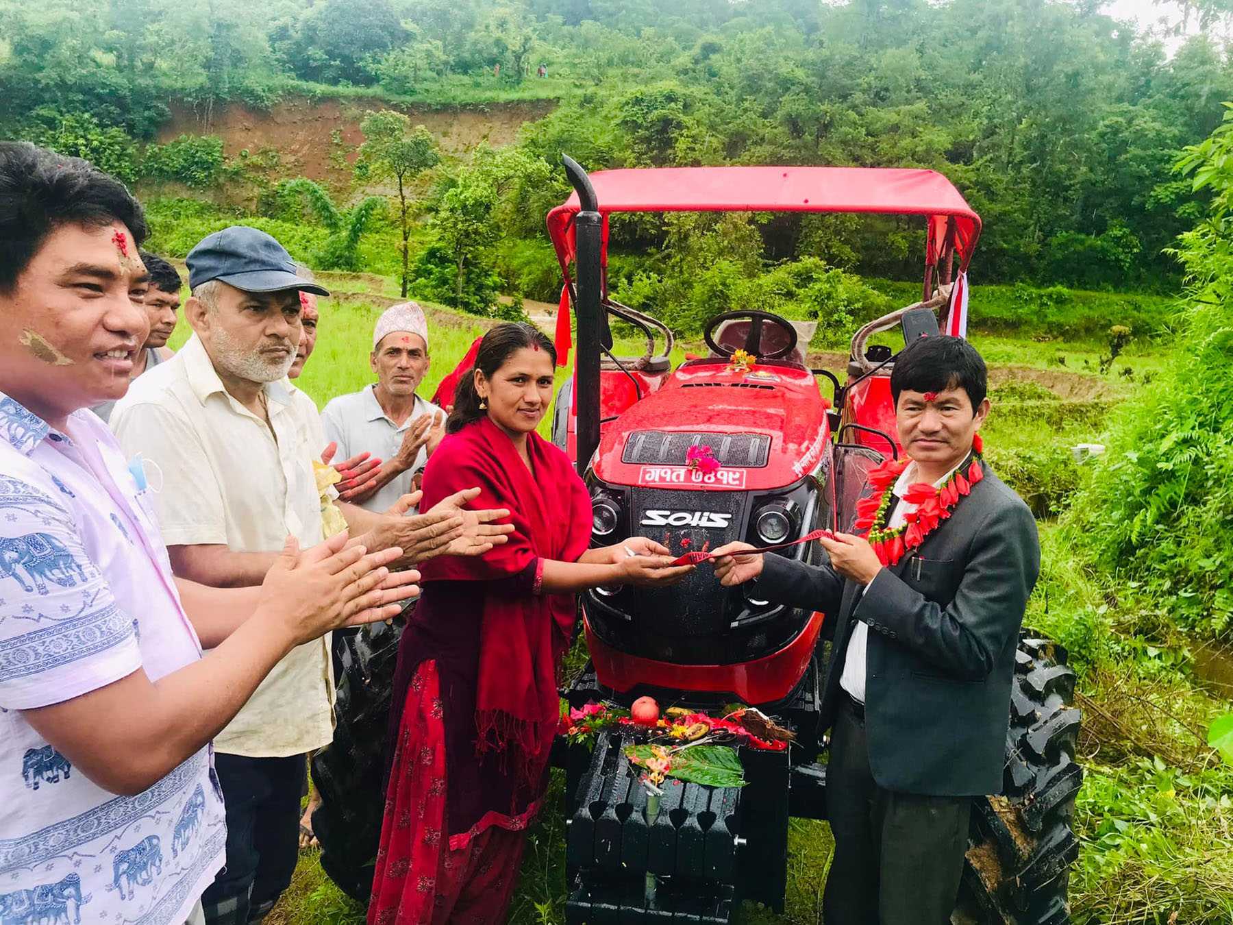 हरियाली किसान समूहलाई ट्याक्टर हस्तान्तरण