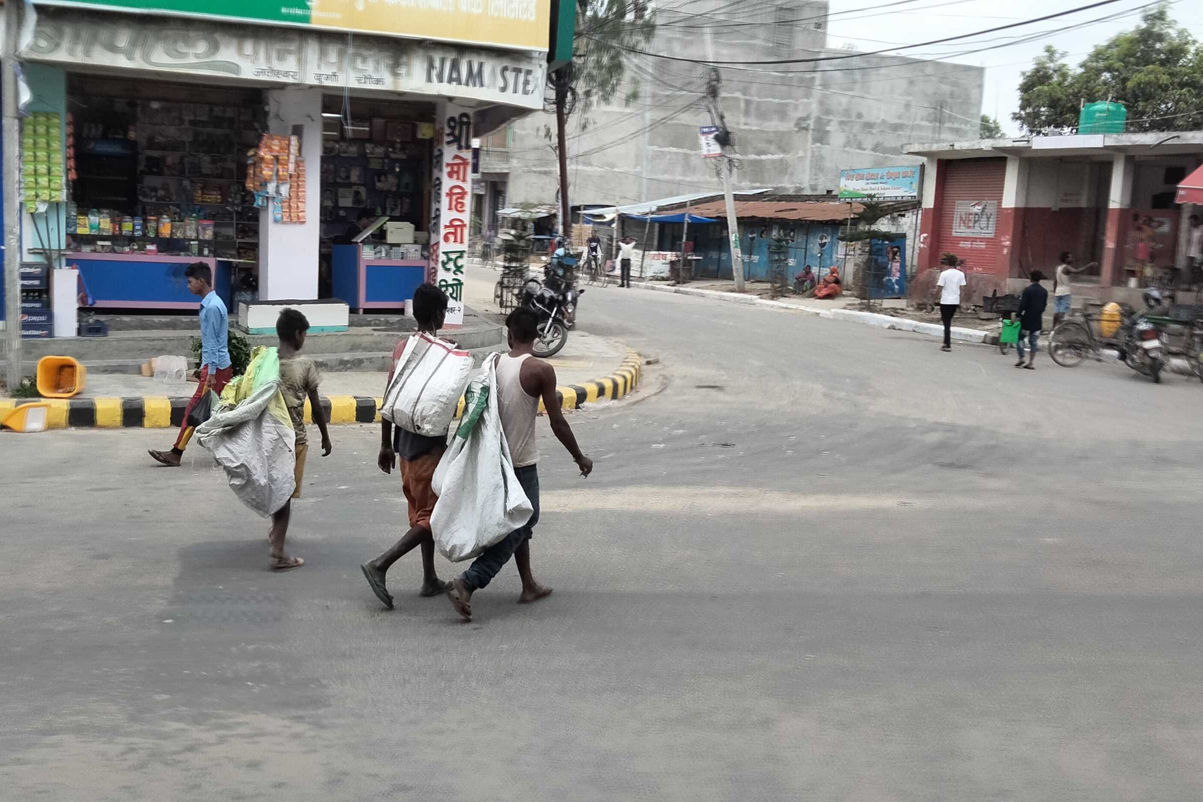 जलेश्वरमा एकाबिहानै कवाडी सामान बटुल्न हिँडेका बालक