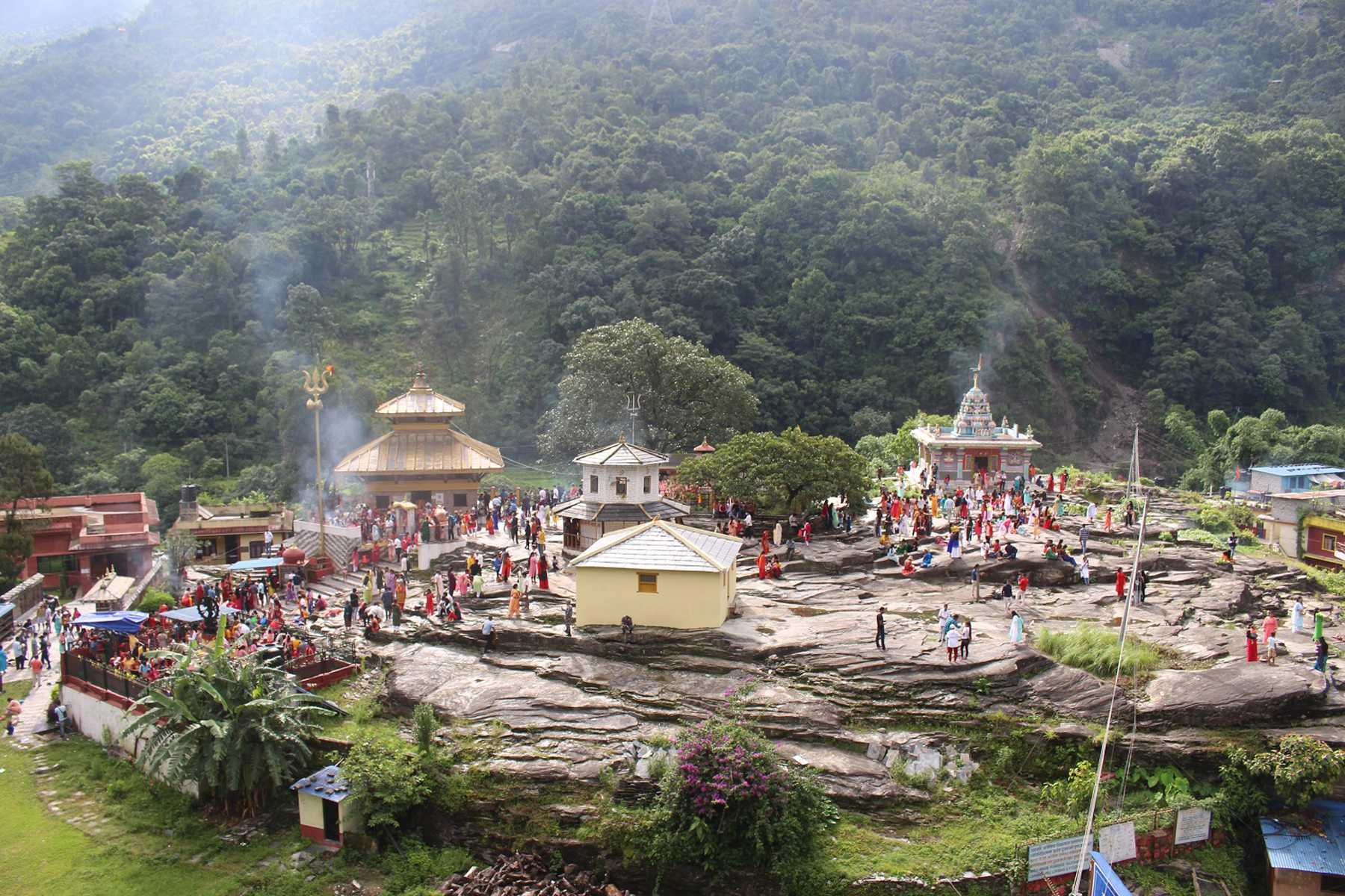 आज साउनकाे अन्तिम सोमबार शिवालयमा भक्तजनको भीड