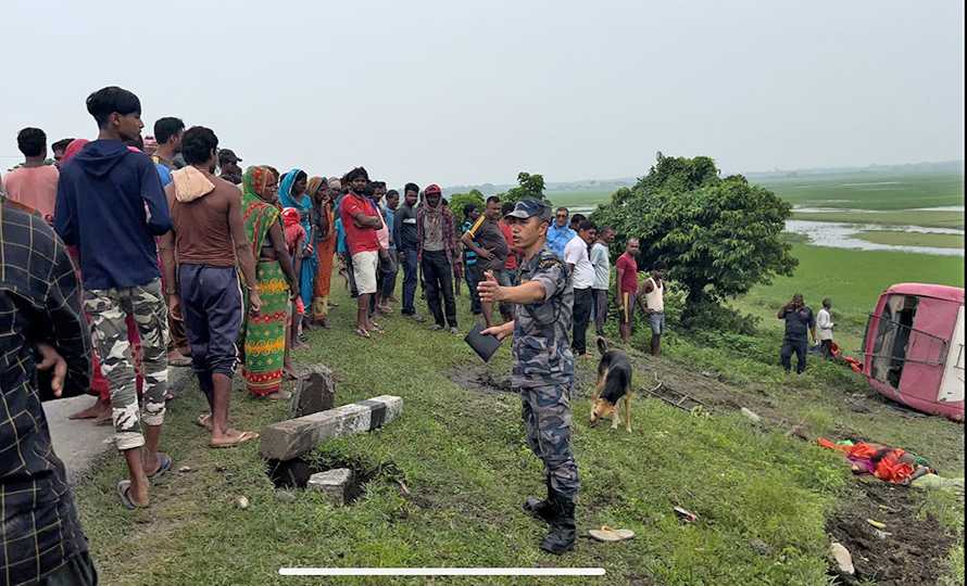 सप्तरीमा  बस दुर्घटना एकको मृत्यु, ११ घाइते
