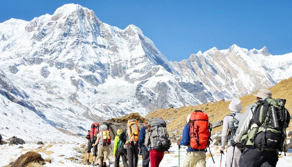 महामारीमा जुर्मुराउँदै पर्वतारोहण