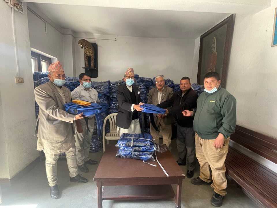 एसएस फाउन्डेसनद्वारा दोलखाको विद्यालयलाई झोला सहयोग