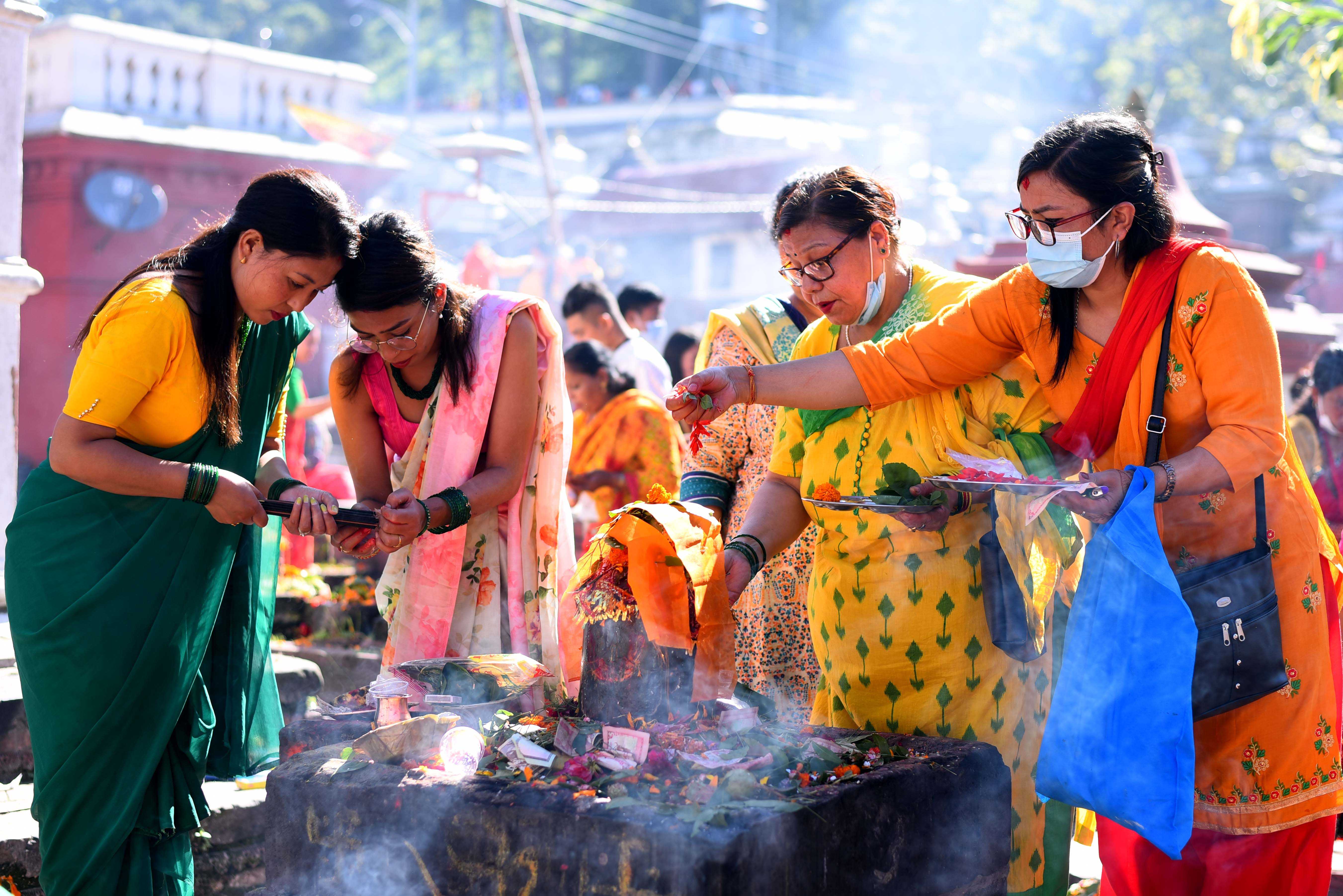 पशुपतिनाथकाे दर्शन गर्न भक्तजनकाे भीड (फोटोफिचर)