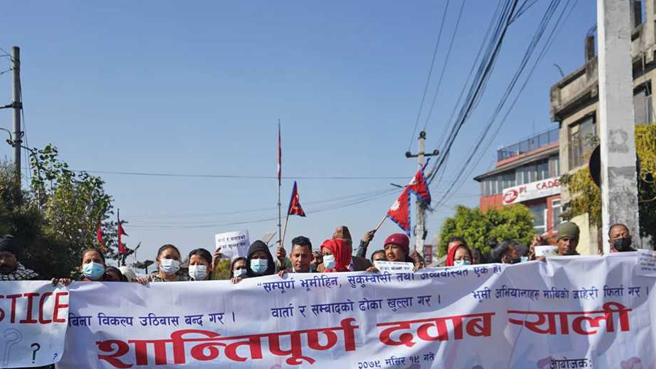 बिना विकल्प सुकुम्बासीलाई उठिबास गराउन खोजेको भन्दै काठमाडौंमा प्रदर्शन