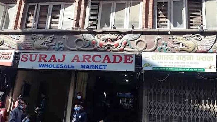 सुरज आर्केडको बेसमेन्टका पसलका सामान हटाउँदै व्यापारी