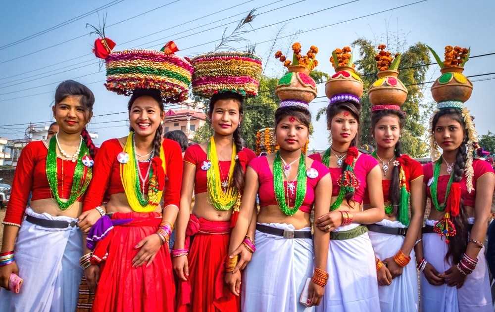 माघ १ गतेलाई नयाँ वर्षका रूपमा मनाउँदै थारू समुदाय
