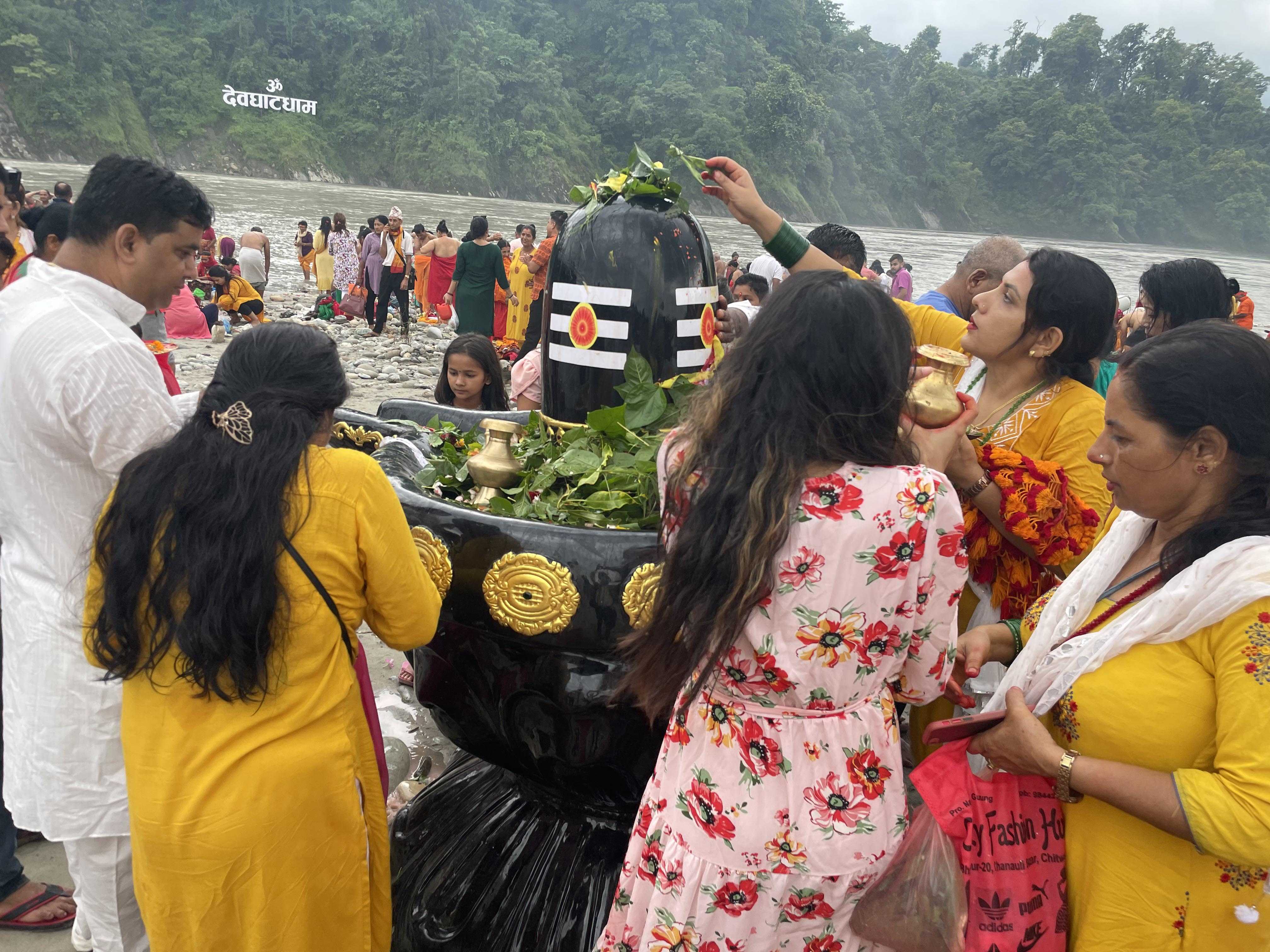 साउने सोमबारः मठमन्दिरमा भक्तजनहरूको चहलपहल (तस्बिरसहित)