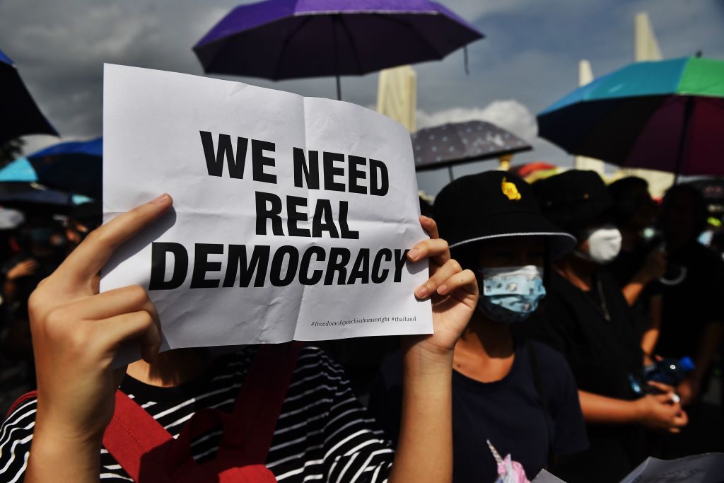 थाइल्यान्डका राजा महा वाचिरालङ्कनविरुद्ध नाराबाजी, देशमा सङ्कटकाल घोषणा