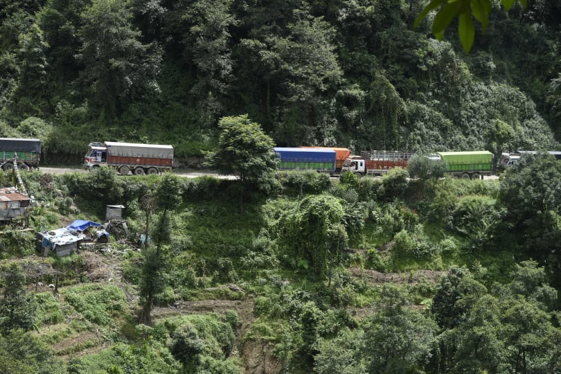 भन्सार असुल्न कन्टेनर नेपाल छिराउने, बाटोमै रोक्दा थानकोटमै अलपत्र सयौं कन्टेनर  