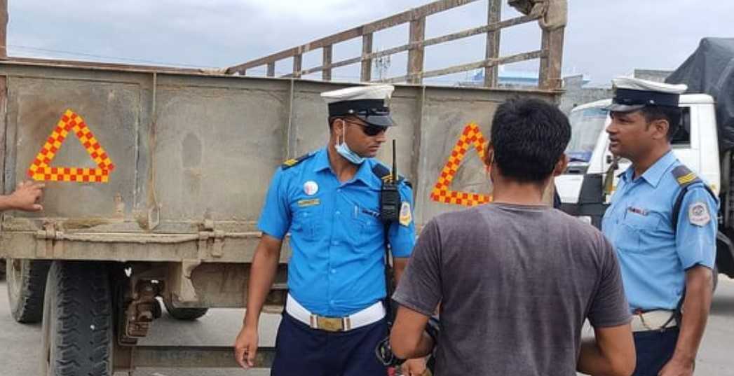 दुर्घटना न्यूनीकरणका लागि ट्र्याक्टरमा टल्किने स्टिकर