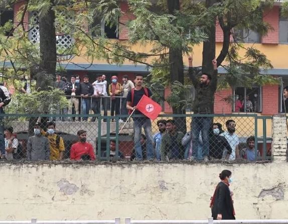 पेट्रोलियम पदार्थको मूल्यवृद्धिविरुद्ध त्रिचन्द्र कलेजमा नेविसंघका विद्यार्थीको प्रदर्शन 