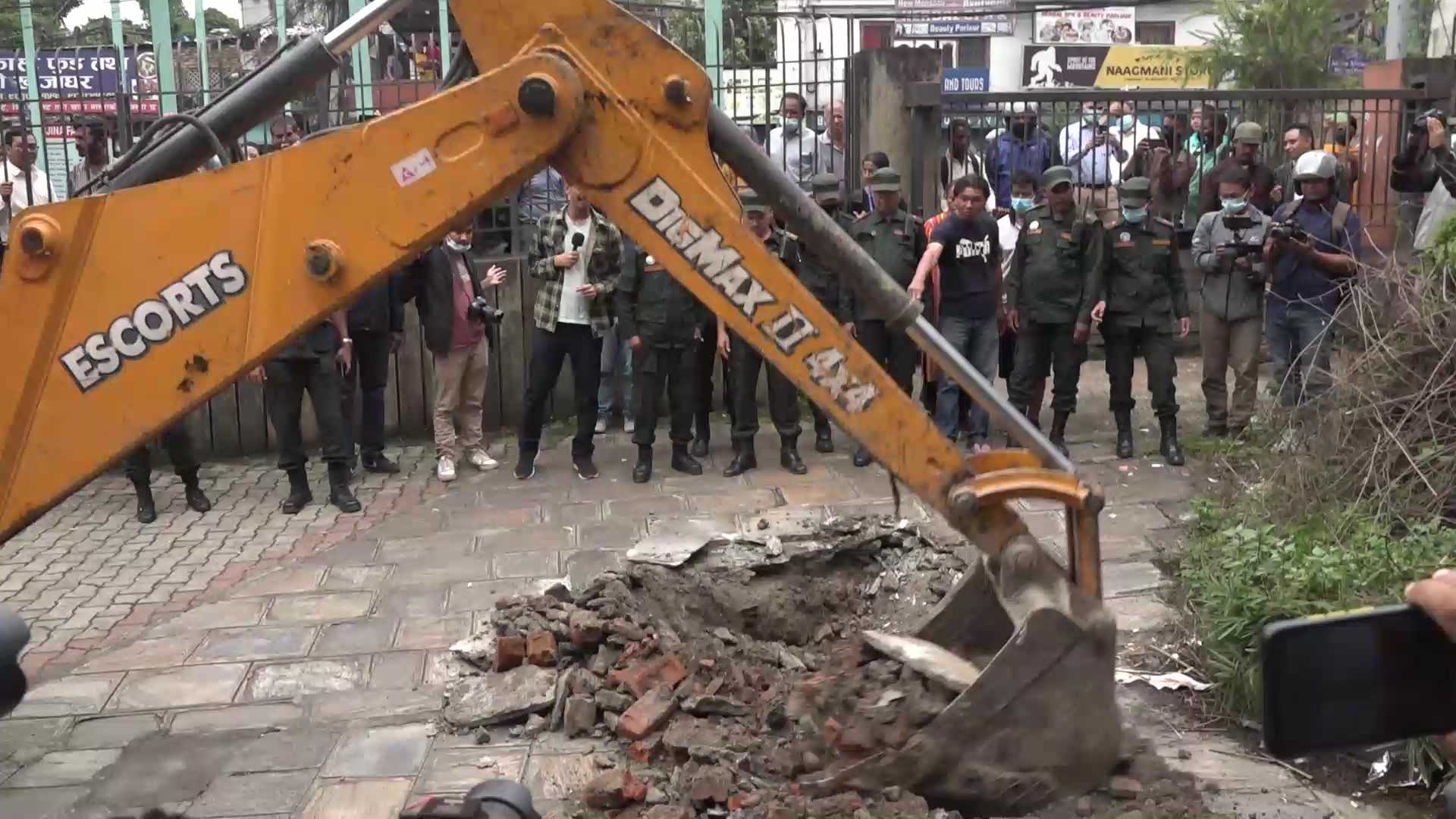 उच्च अदालतकाे आदेशविपरीत टुकुचा खाेतल्दै महानगर