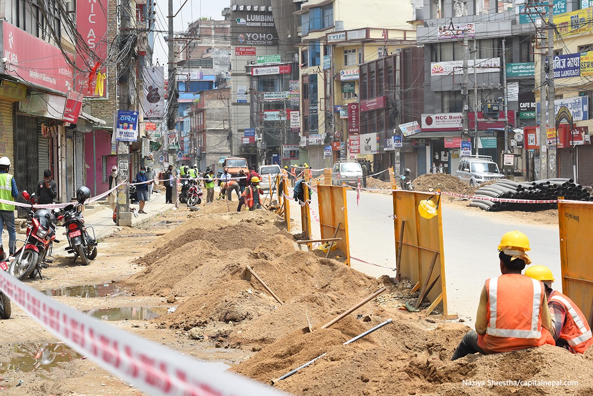 लकडाउनका बेला बिजुलीको तार अण्डरग्राण्डको काम जारी (फोटोफिचर) 