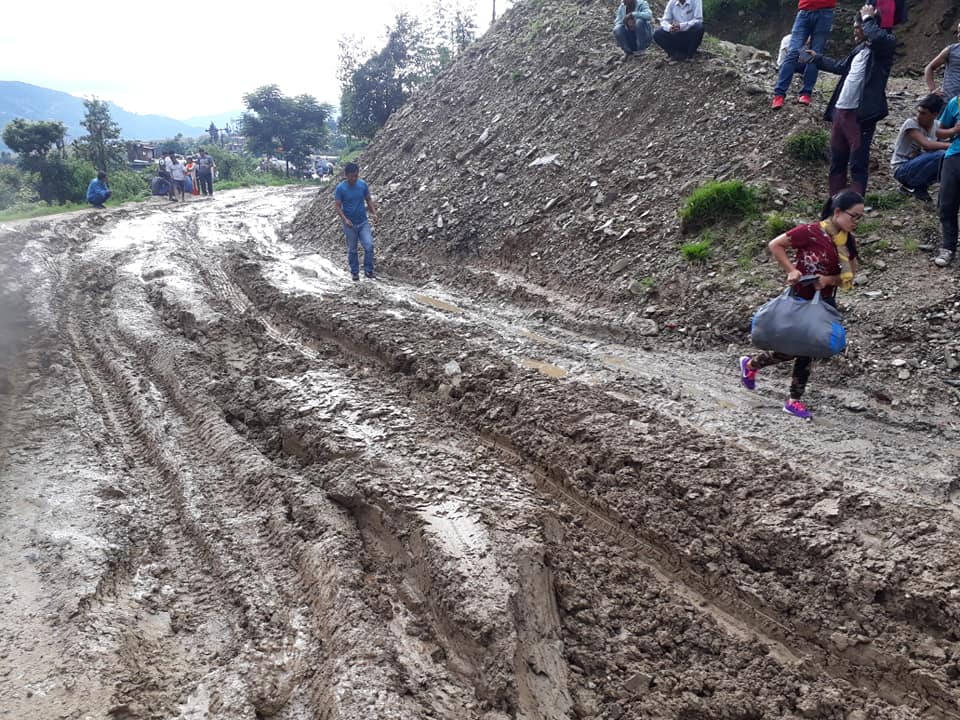 पाँच वर्षमा पनि बनेन मुडे चरीकोटको बाटो, बिरामीलाई हेलिकोप्टर चार्टर्ड