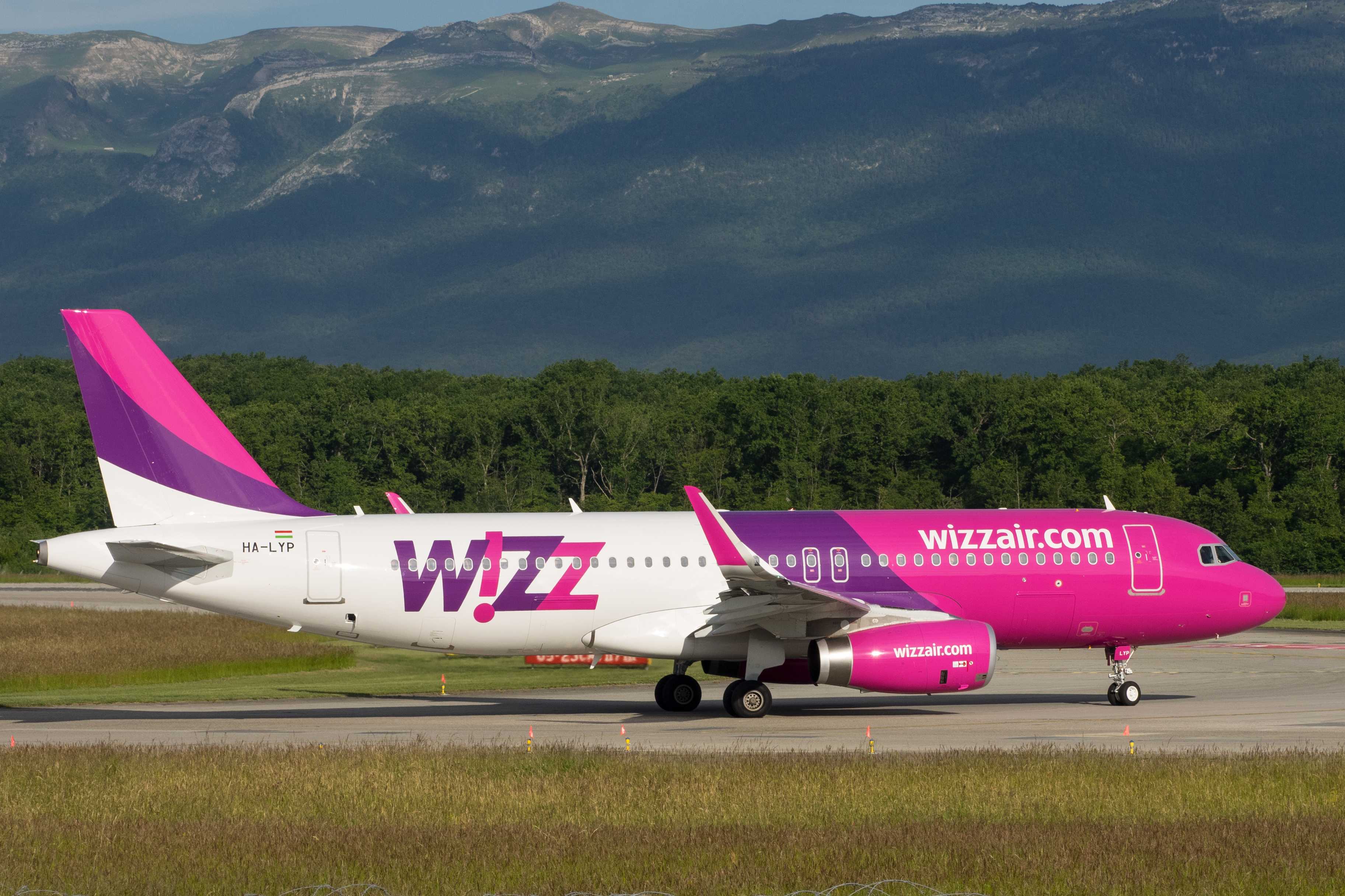 Wizz air авиакомпания сайт. Венгерская авиакомпания Wizz Air. Wizz Air а 320 Neo. Авиакомпания Wizz Air полет. Международный аэропорт Венгрия и самолёт Wizz Air.