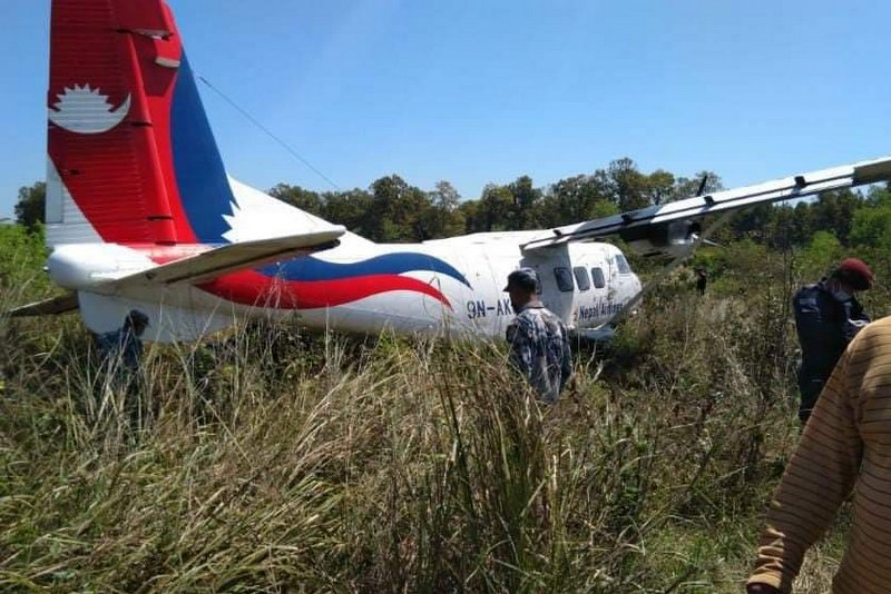 नेपाल वायुसेवाको वाई १२ जहाज नेपालगञ्ज विमानस्थलको घासे मैदानमा 