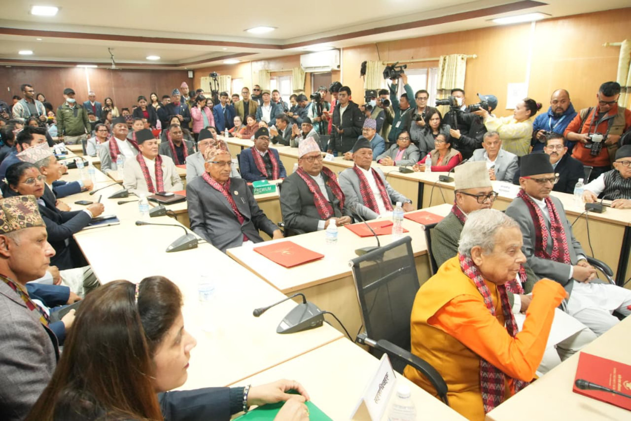 राष्ट्रियसभाका नवनिर्वाचित सदस्यले लिए शपथग्रहण (तस्बिरसहित)