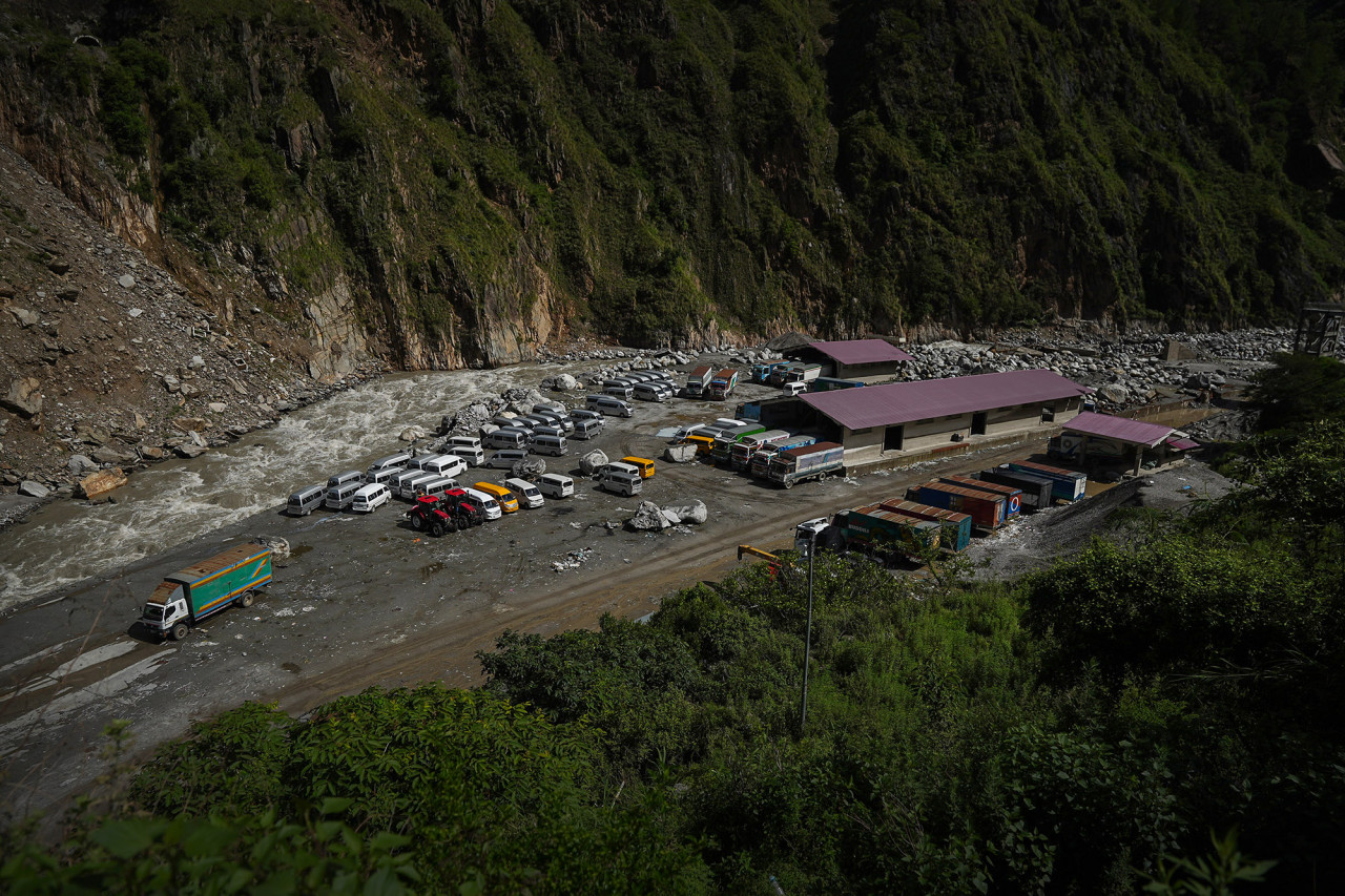 रसुवा बाढीको एक वर्षपछि पनि बनेनन् भन्सार यार्डसहितका पूर्वाधार (तस्बिरहरु)