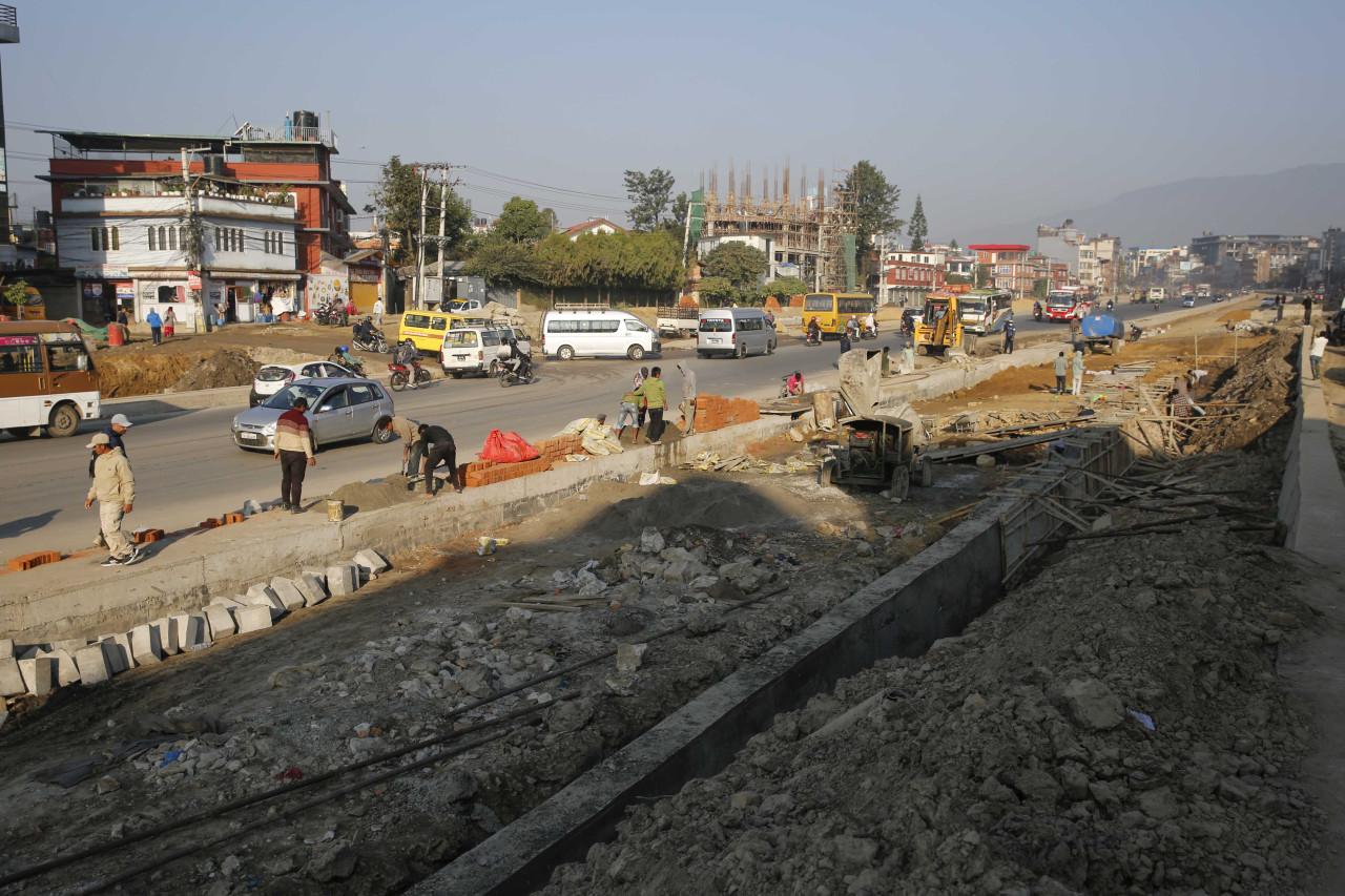 रिङरोड विस्तारमा 'अवरोधै अवरोध': पशुपति क्षेत्रको जग्गा, चीनको मास्टर प्लान र निर्माण सामग्रीको अभाव