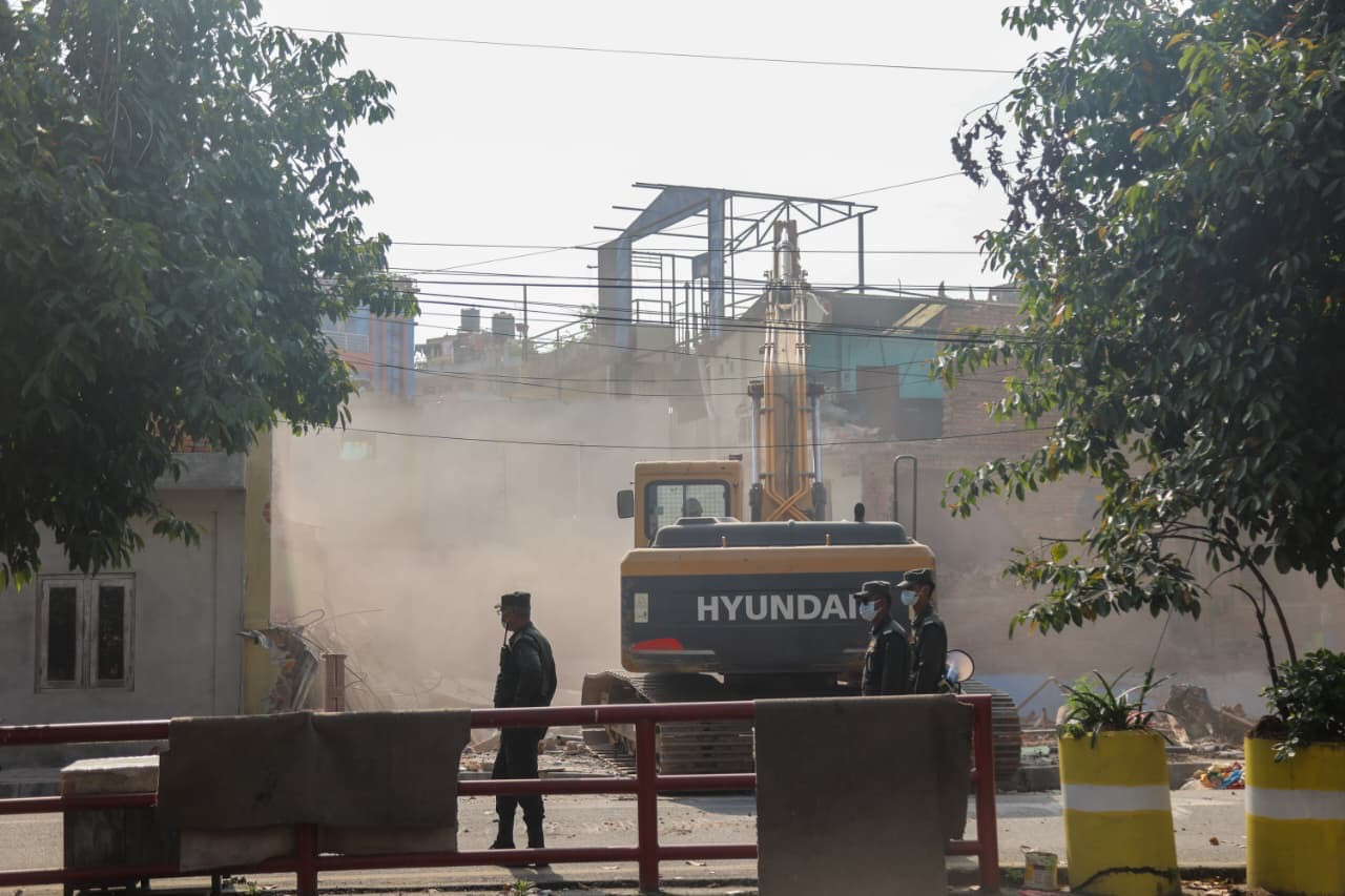 धोबीखोला करिडोर, बालाजु, माछापोखरी र स्वयम्भू क्षेत्रका अवैध संरचनामा चल्यो डोजर (तस्बिरहरु)