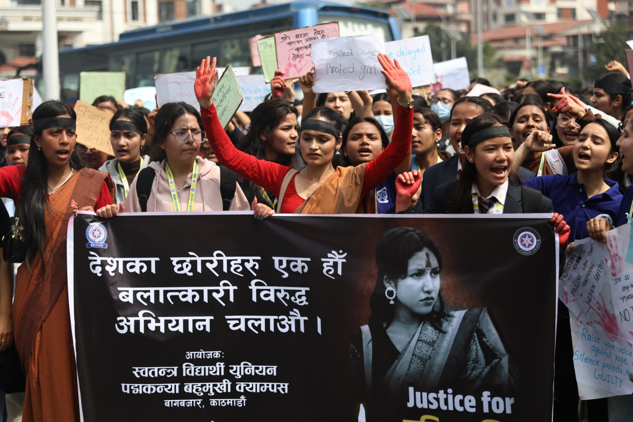 इनिशा विकलाई न्याय माग्दै सडकमा निस्किए विद्यार्थी (तस्बिरसहित)