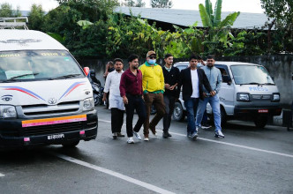 बालेन र सुधनलाई पक्राउ गर्न माग राख्दै प्रहरी परिसर पुग्यो अखिल