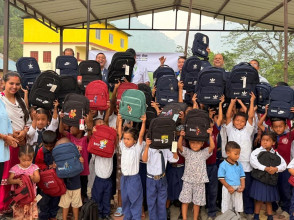 कामना सेवा विकास बैंकद्वारा विद्यार्थीलाई झोला वितरण