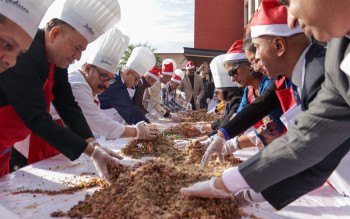 फैलिँदो क्रिसमस केक मिक्सिङ : १७औं शताब्दीमा युरोपबाट फैलिएको संस्कृती काठमाडौंमा