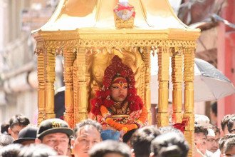 साढे दुई वर्षीया आर्यतारा शाक्य बनिन् नवनियुक्त राजकीय जीवित देवी कुमारी