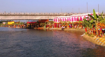 छठपूजाका लागि झापाका नदी किनार सजाइए
