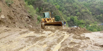 पहिरोका कारण अवरुद्ध मध्यपहाडी लोकमार्ग सञ्चालनमा