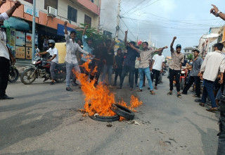 जनकपुरमा टायर बालेर जेन–जीको प्रर्दशन