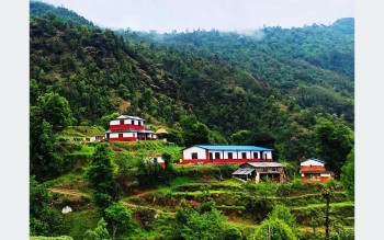 वर्षाले सडक बन्द भएपछि सुनसान बने घरबास