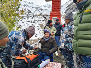 मुस्ताङमा हिमपात र चिसोबाट प्रभावित पर्यटकको उपचारमा सशस्त्रको टोली