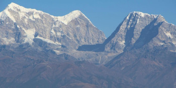 सोलुमा हिउँले ढाकेका भाग घट्दै, देखिन थाल्याे कालाे चट्टान