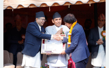 सहसचिव गिरीलाई ‘सर्वोत्कृष्ट संसद् सेवा पुरस्कार’