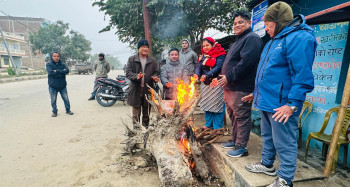 शीतलहरबाट जनजीवन प्रभावित, चोकचोकमा बाल्न थालियो दाउरा