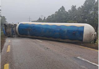 एलपी ग्यास बोकेको ट्यांकर दुर्घटना हुँदा पूर्वपश्चिम राजमार्ग अवरुद्ध