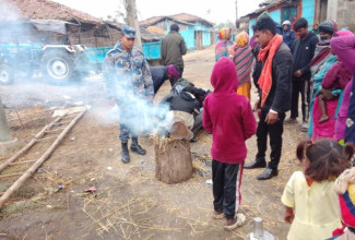 महोत्तरीमा दिनदिनै जाडो बढ्दै, बस्तीबस्तीमा दाउरा वितरण