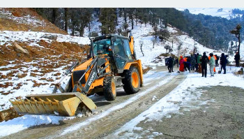 हिमपातले अवरुद्ध बनेको मध्यपहाडी लोकमार्ग सञ्चालन