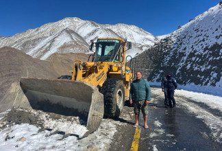अवरुद्ध कागबेनी–मुक्तिनाथ सडकको हिउँ पन्छ्याउन सुरु