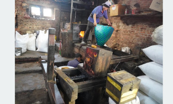 खोकनामा अझै पेलिन्छ तेलः ३०० वर्षे काठको कोलले धानेको परम्परा