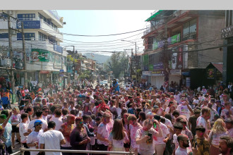 पाेखराकाे लेकसाइडमा रङमा रमाए पर्यटक